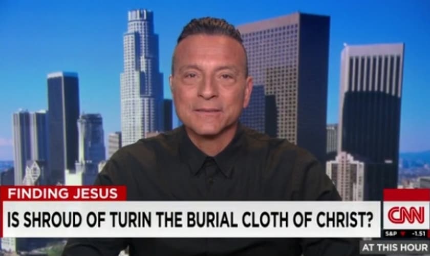 Quando questionado sobre a autenticidade do Santo Sudário, o pastor afirmou que não acredita nela, mas também disse que esta questão é irrelevante se comparada ao milagre da ressurreição.