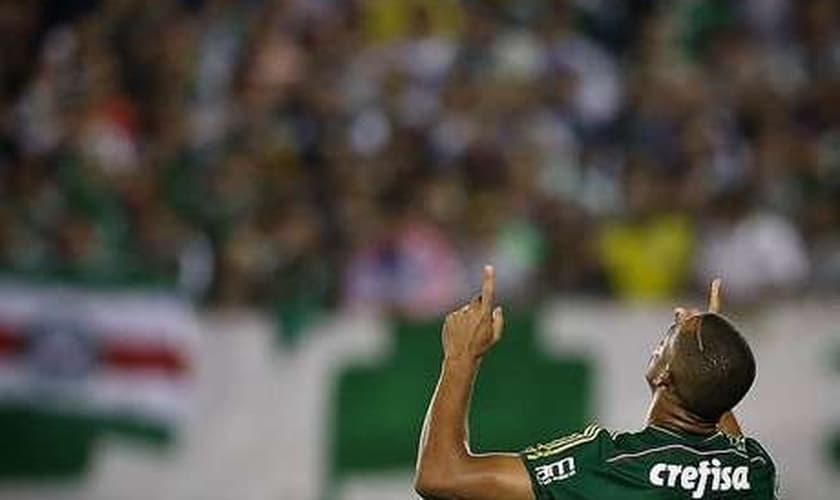 Victor Hugo comemorando o gol