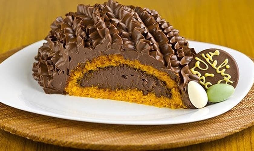 Bolo de cenoura no ovo de Páscoa