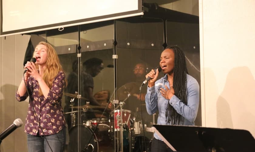 Sociedade Cristã de Stanislaus, durante adoração na Universidade do Estado da Califórnia. (becketfund)