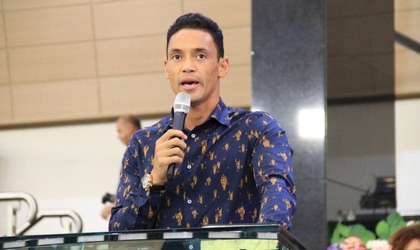Após passar uma temporada jogando em times árabes, Ricardo Oliveira voltou ao Brasil, se destacando no Santos F. C. e também exercendo o seu ministério Pastoral na Assembleia de Deus do Brás, em São Paulo (SP)