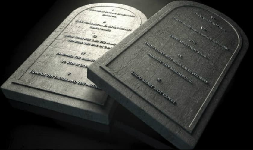 Tábuas que simbolizam os Dez Mandamentos, entregues a Moisés, no Monte Sinai.