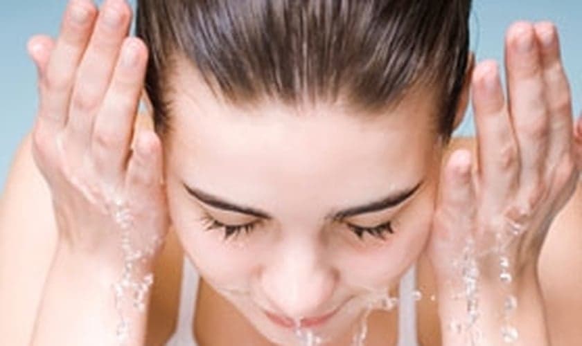 Saiba 6 erros que você pode estar cometendo quando lava o rosto. (Foto: Reprodução)