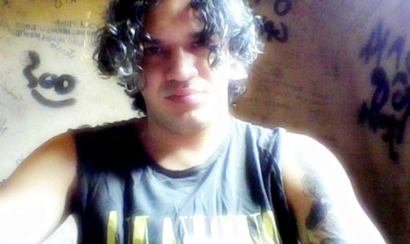 Roberto Oliveira, jovem estudante que ateou fogo na Bíblia durante um evento universitário no Acre.