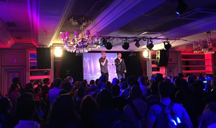 Pastor Chris Menzes (direita) durante evento de apresentação da Hillsong Church São Paulo.