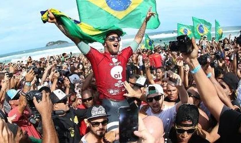 Filipe Toledo é um dos grandes nomes do surfe mundial atualmente, junto a outros jovens como Gabriel Medina.