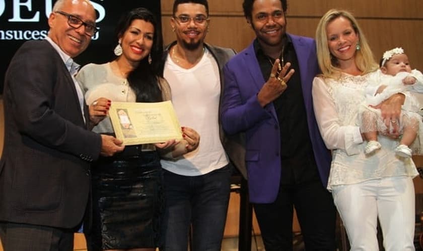 Naldo apresentou a filha, Maria Victória à Igreja em uma cerimônia para poucos amigos, no Rio de Janeiro.