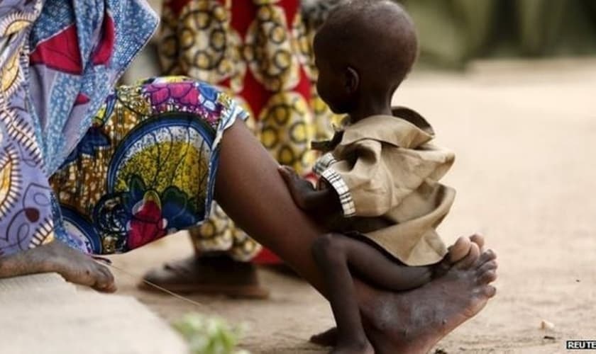 Centenas de pessoas foram resgatadas pelo exército nigeriano e agora estão sendo mantidas em um acampamento, em Yola (Nigéria)