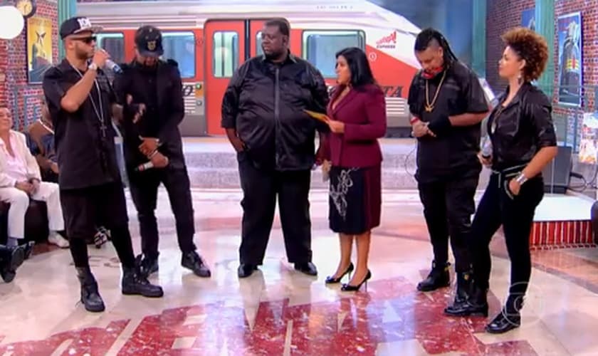 Os rappers cantaram ao lado do sambista Péricles a música "Quem Te Viu". (Reprodução/ Globo)