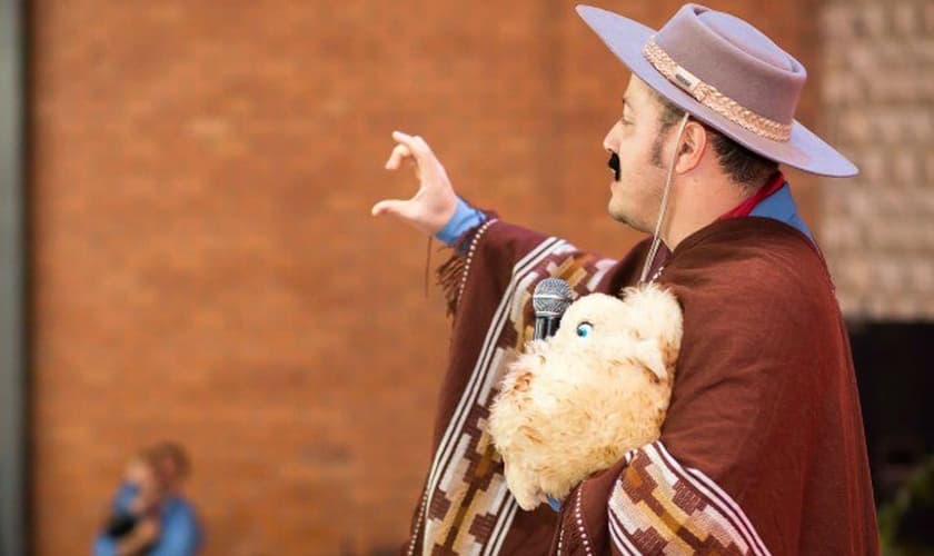 Anderson participa de evento vestido como o pastor gaúcho (Lucas Bernardes/Divulgação)