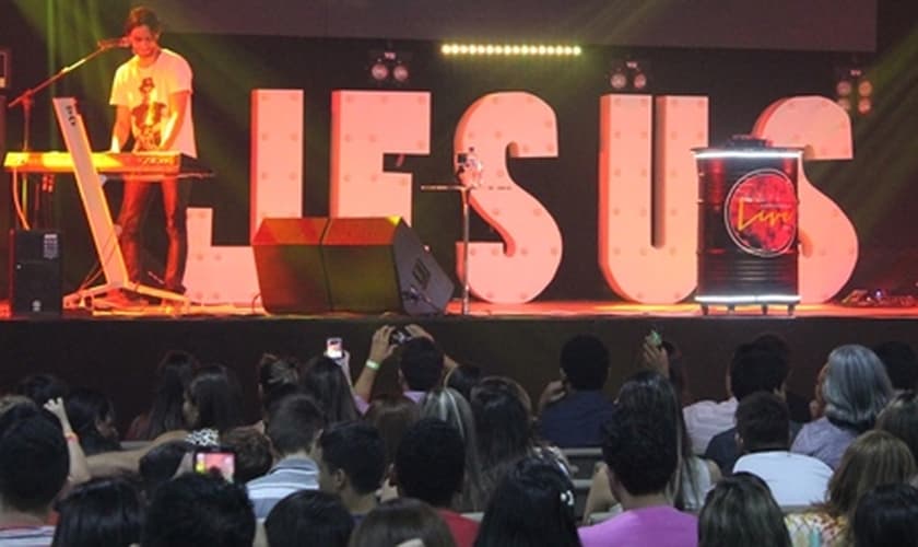 Jean Carllos (Oficina G3) relembra sucessos do Oficina G3 ao teclado, na Conferência Live, realizada pela Comunidade das Nações, em Fortaleza (CE).