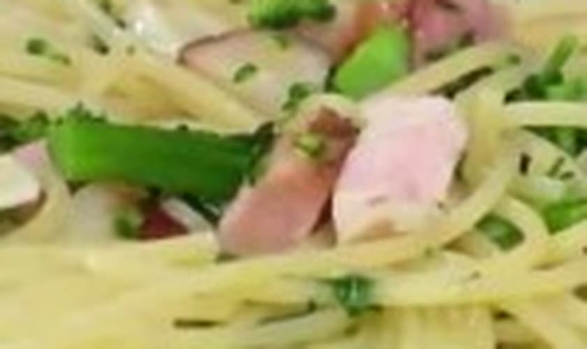 Espaguete com Bacon e Brócolis
