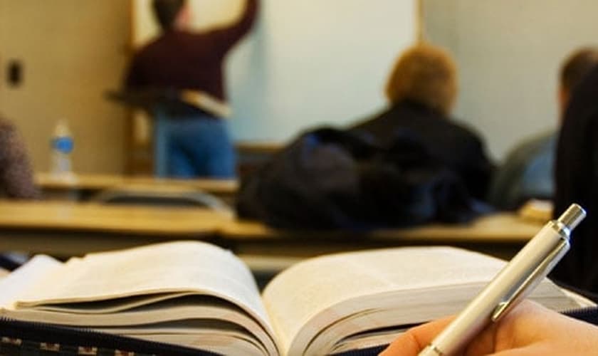 Em Luisiana, nos Estados Unidos, o Livro Sagrado tem sido usado durante aulas de ciências. (HFCC)