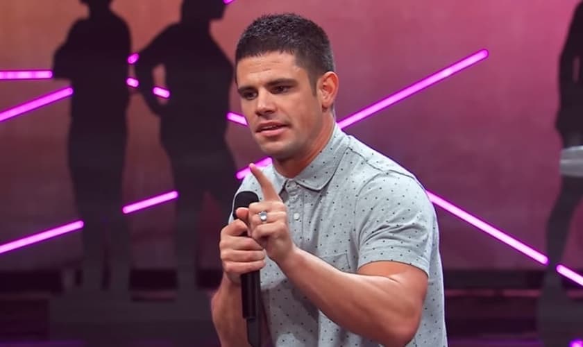 Pastor Stevn Furtick durante pregação na igreja 'Elevation', no estado da Carolina do Norte (EUA)