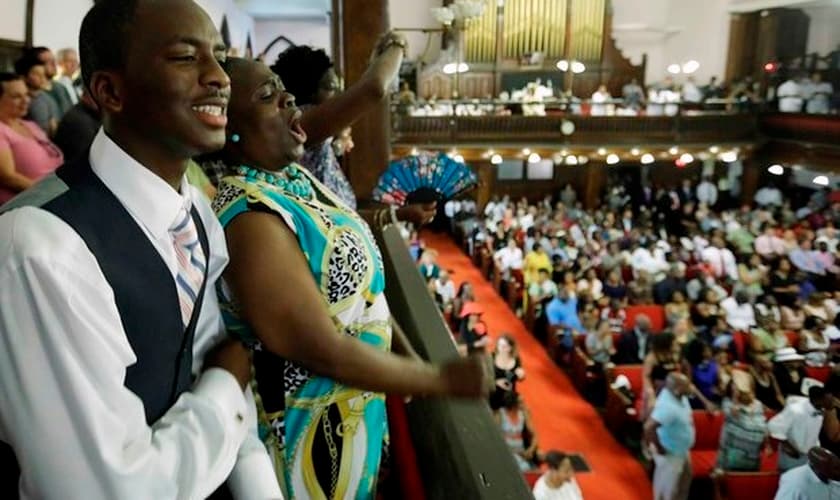 Culto na igreja que foi alvo de atentado em Charleston, neste domingo (21)