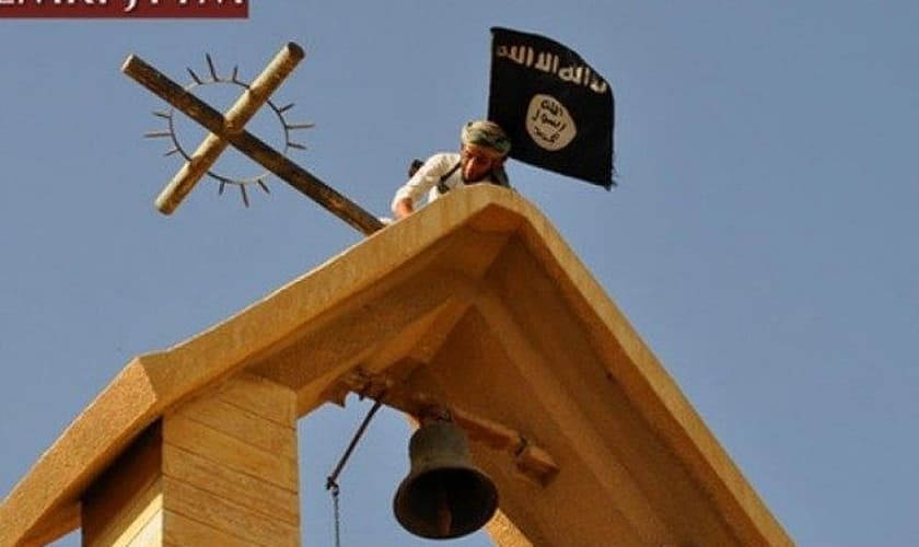 O Estado Islâmico explodiu uma igreja histórica em Mosul, norte do Iraque, nesta segunda-feira (6).