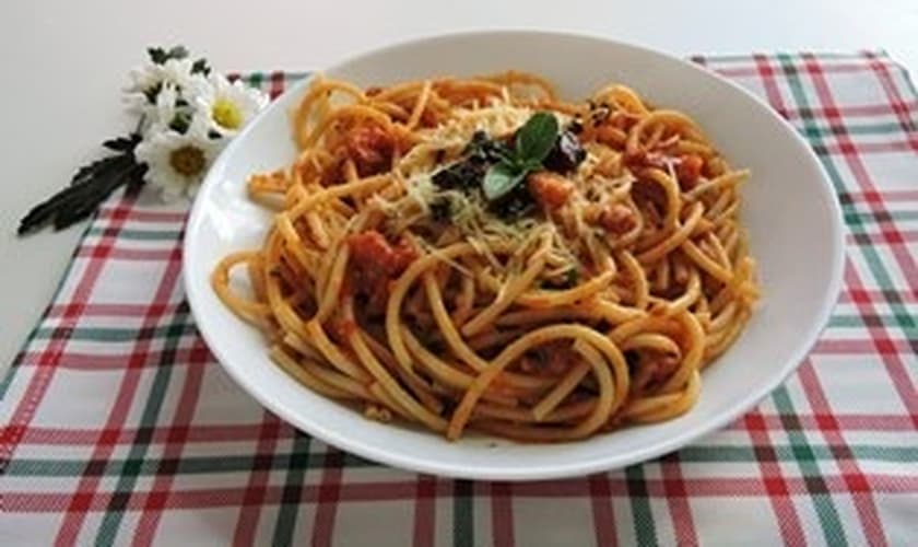 Espaguete ao molho vermelho e pesto de manjericão