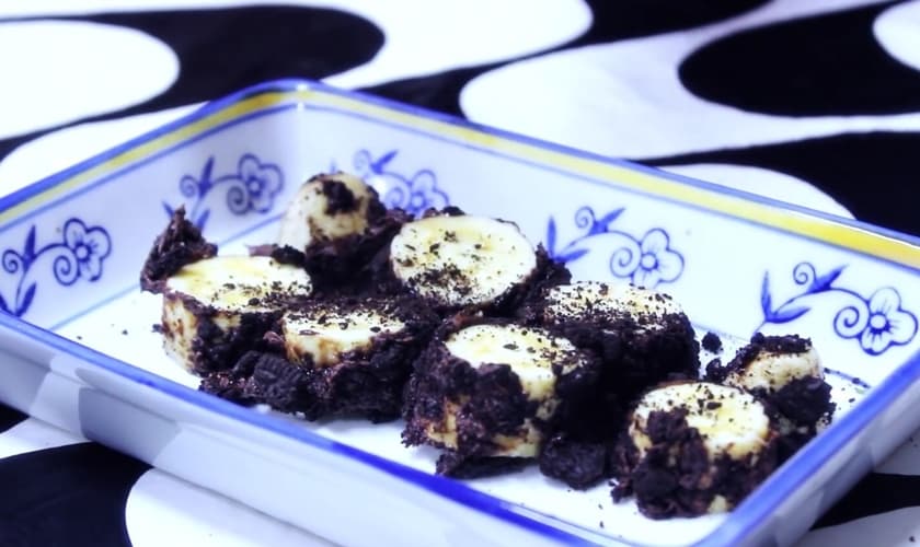 Sushi de banana com Nutella e Oreo