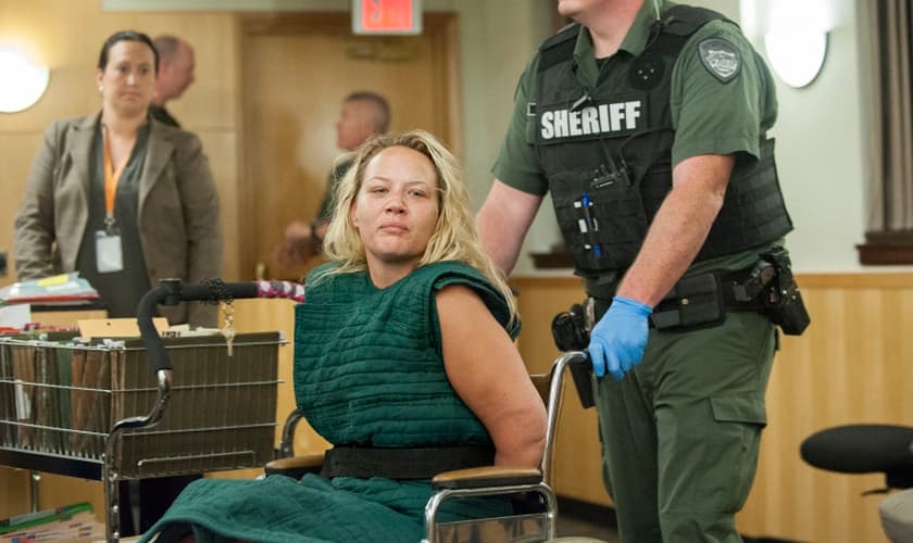 Jessica Farias, de 33 anos, foi acusada de desarmar um policial e resistência à prisão.