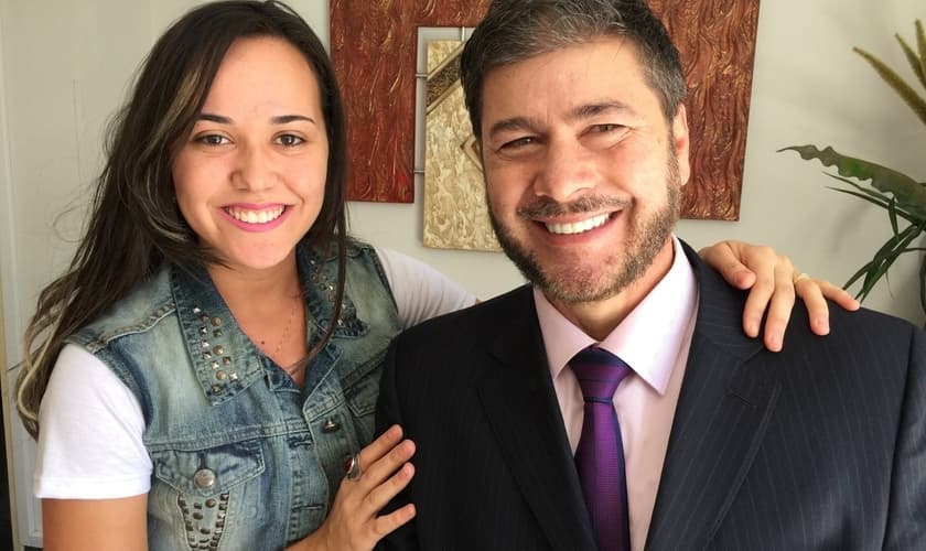 Pastora Bianca de Oliveira ao lado do preletor convidado, pastor Joel Engel.