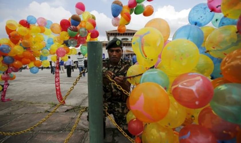 Nepaleses comemoram a decisão do presidente Ram Baran Yadav em Kathmandu. (Foto: BBC)