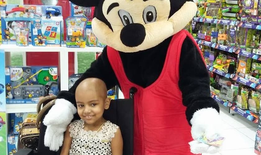 Sophia luta há 2 anos contra a leucemia. (Foto: Reprodução/Facebook)