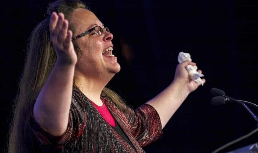 Kim Davis foi condenada por desacato ao tribunal distrital, após recusar-se a emitir licenças para casamentos gays e chegou a ficar presa por seis dias. (Foto: Reuters)