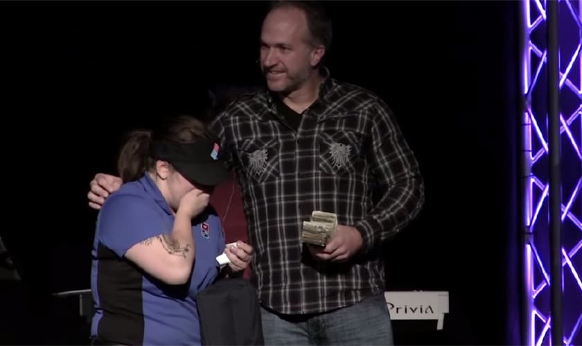 Quando o pastor Markle tirou a pilha espessa de dinheiro, a motorista ficou de boca aberta e começou a chorar. (Foto: ABC)