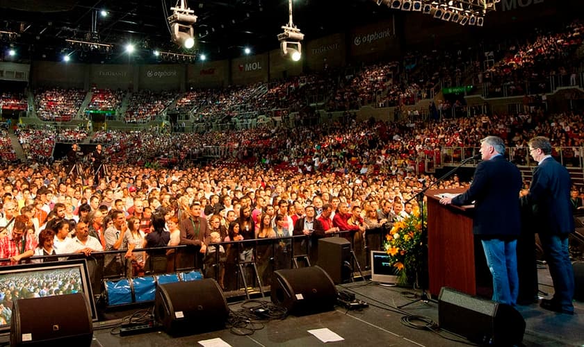 Após, o apelo feito por Franklin Graham, uma multidão correu para o gramado, em atitude de consagração a Deus (Foto: Festival de Esperança - Site Oficial)