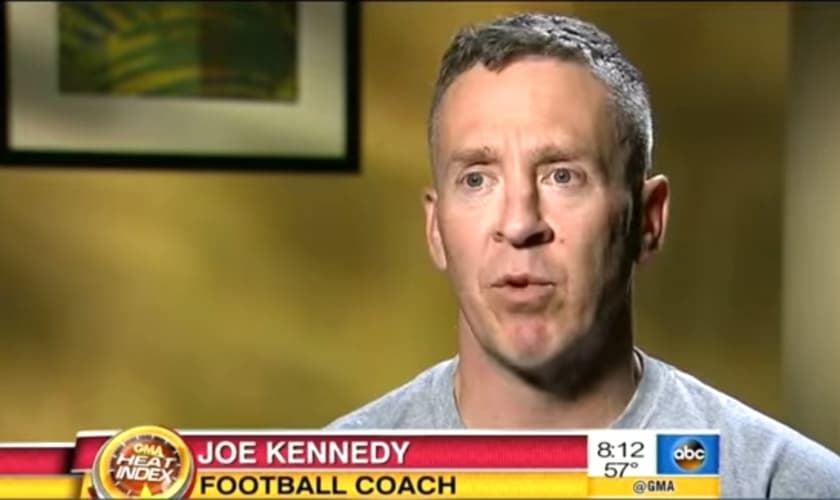 Por seu costume orar de joelhos após a finalização, o treinador está a ponto de ser demitido pelo Distrito Escolar de Bremerton, em Washington. (Foto: Reprodução/ ABC News)