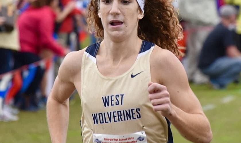 O estudante usou a mesma faixa na cabeça durante o mesmo campeonato no ano passado — mas não foi desclassificado. (Foto: Daily Mail)