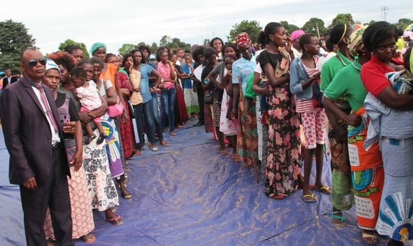 Membros da Igreja Bom Deus em Luanda, capital da Angola. (Foto: Lino Guimarães)