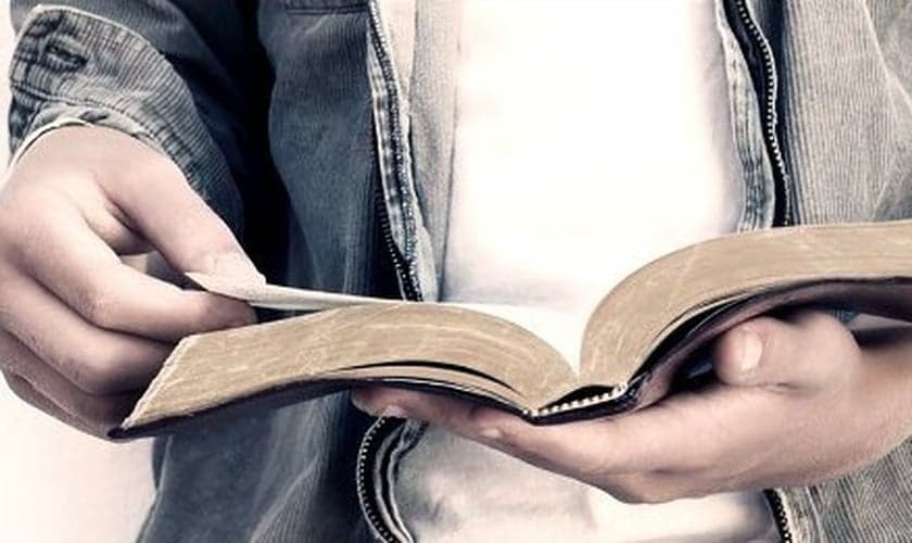 O que a Bíblia diz de fato sobre ditos populares que são frequentemente replicados até mesmo dentro das igrejas? (Imagem: Reprodução)