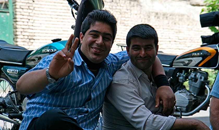 Ainda que, oficialmente, tenha sido concedida apenas uma licença temporária, os homens acreditam que não precisarão retornar à prisão. (Foto: Reprodução/ Portas Abertas)