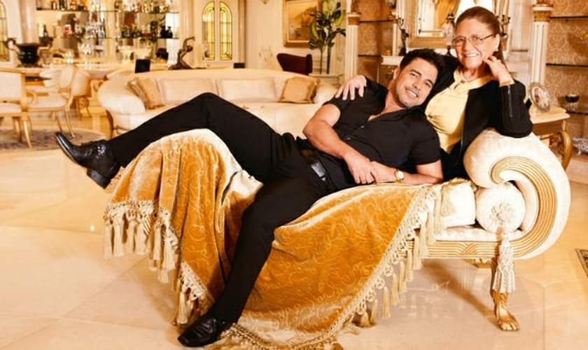 Dona Helena, mãe da dupla, ficou de fora da homenagem que a escola de samba Imperatriz Leopoldinense, do Rio de Janeiro, fez aos sertanejos no Carnaval 2016. (Foto: Reprodução/ Caras)