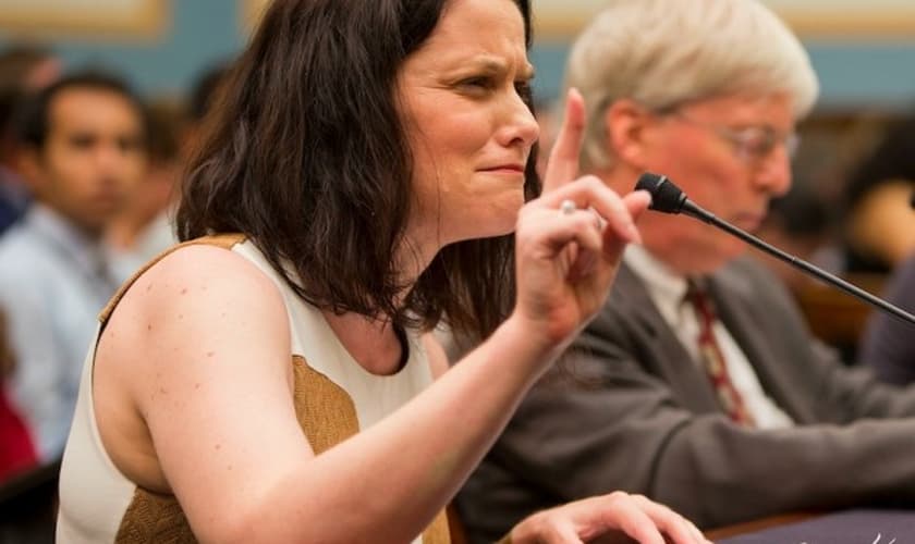 Gianna Jessen testemunha diante do Comitê Judiciário no Tennessee (EUA), ao tentar que o financiamento público à 'Planned Parenthood' seja cancelado (Foto: Pablo Martinez Monsivais / AP)