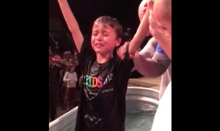 Levi, de apenas 8 anos, levantou suas mãos e começou a orar, em um profundo momento de gratidão a Deus. (Foto: Reprodução/Facebook/Buffie Dumas)