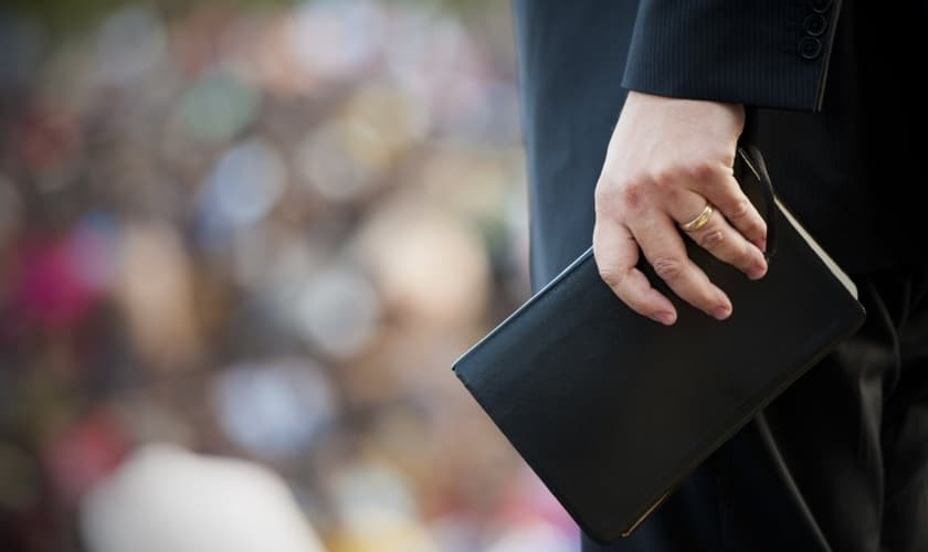 Seja um político, um pregador, um motorista de caminhão ou um professor, todos podem ter suas vidas transformadas de forma positiva pela Palavra de Deus. (Foto: Reprodução)