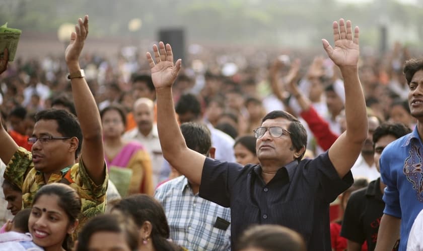 Cristãos oram durante um evento, em Dhaka, Bangladesh. (Foto: Reuters)