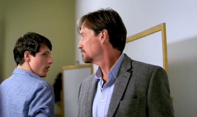 No primeiro filme da saga "Deus Não Está Morto", um aluno cristão entra em um embate com seu professor ateu. (Foto: Divulgação)