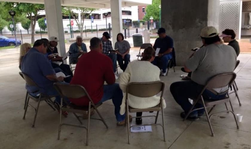 As reuniões ainda acontecem no parque de Conroe, mas hoje eles possuem prédios que permitem o desenvolvimento do ministério. (Foto: Reprodução/Facebook)