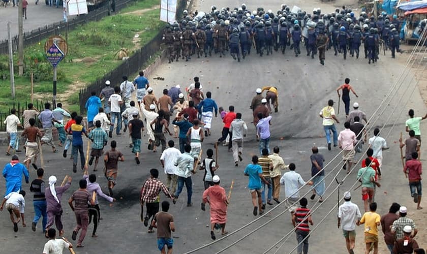 Os comentários de Hasin sobre as crenças religiosas de seu pai ajudaram a polícia de Bangladesh. (Foto: Reuters).