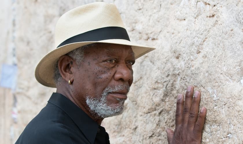 Ao longo de sua jornada para encontrar respostas sobre a origem do mal, o vencedor de Oscar viaja para o Egito, Índia, Nova Zelândia e cidades em todo os Estados Unidos. (Foto: Reprodução).