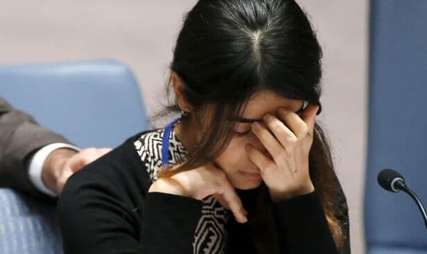 A iraquiana Yazidi, Nadia Murad Basee, de 21 anos, se emociona ao compartilhar seu testemunho aos membros do Conselho de Segurança dos Estados Unidos. (Foto: Reuters)