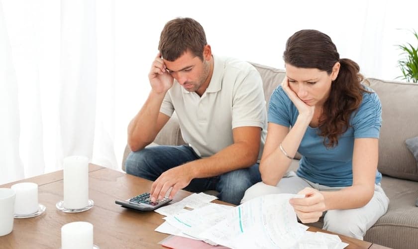 Coloque na ponta do lápis quanto está devendo, quais contas não estão sendo pagas e quanto de juros que se somam a cada mês.