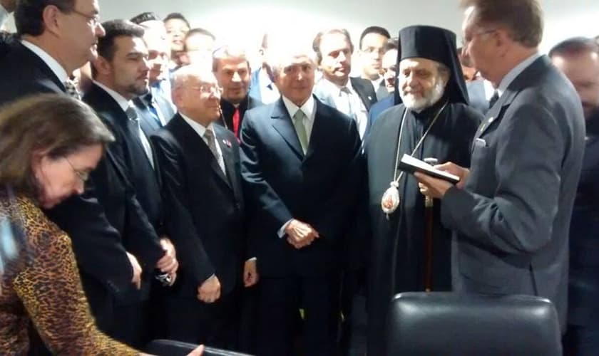 Deputado João Campos lê a Bíblia durante momento realizado pela bancada evangélica, logo após posse do presidente Michel Temer. (Foto: Facebook)
