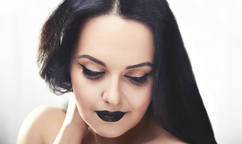 Os batons em tons pretos e azuis fazem a boca de muitas mulheres e marcam tendência nas passarelas. (Foto: Solandzh/Thinkstock)