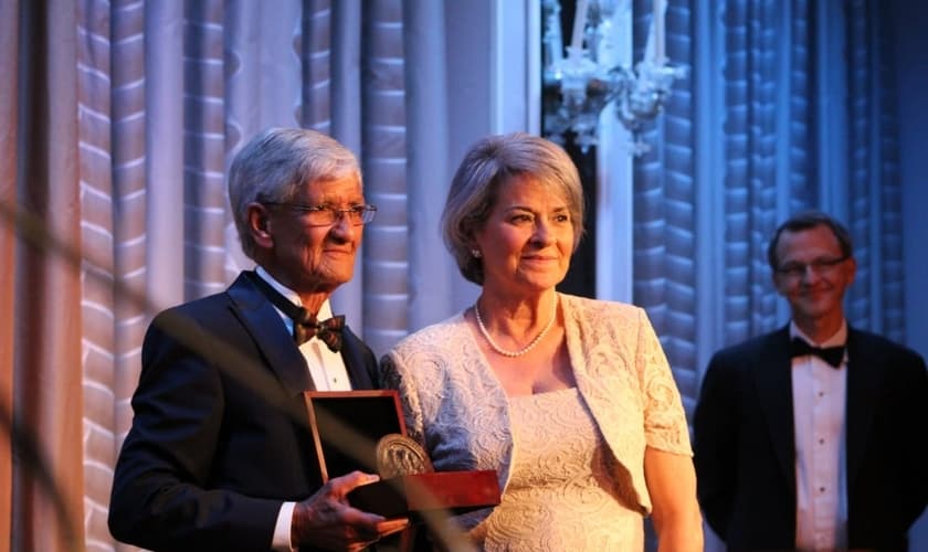 Armando Valladares (esquerda) e sua esposa Martha (direita), durante o recebimento do prêmio Medalha de Canterbury, pela perseguição religiosa que sofreu por 22 anos em Cuba. (Foto: Christian Post)