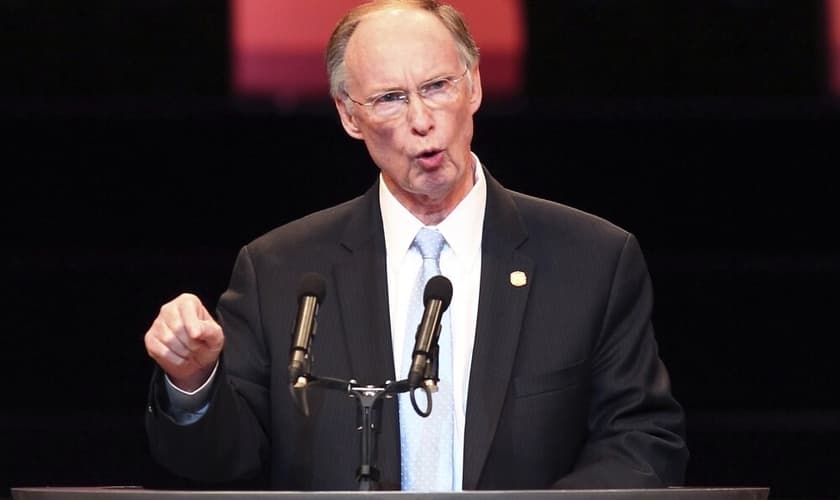 Bentley assinou o documento da lei na última quinta-feira. (Foto: Reuters / Marvin Gentry).