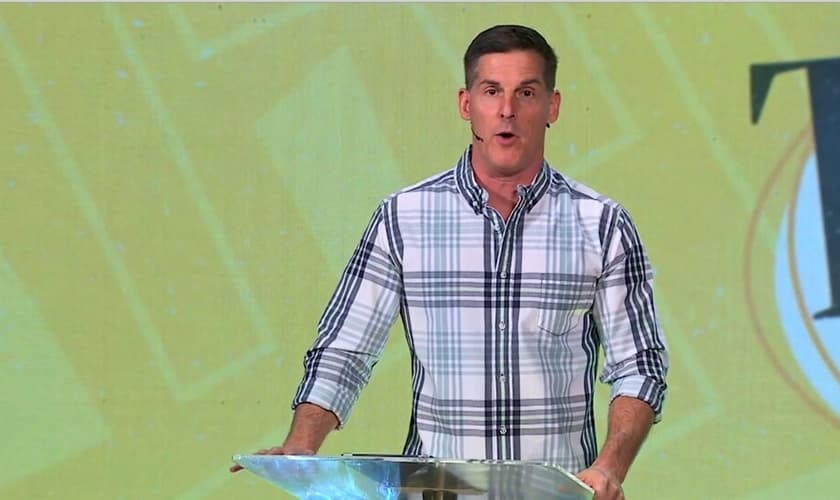 O sermão começa com uma oração a Deus pedindo que lhe quebre o orgulho. (Foto: Reprodução).